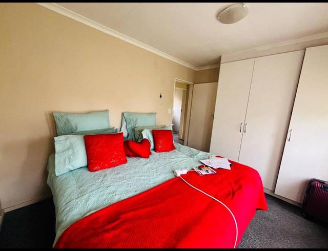 2 BEDROOM TOWNHOUSE FOR SALE IN RHODESFIELD